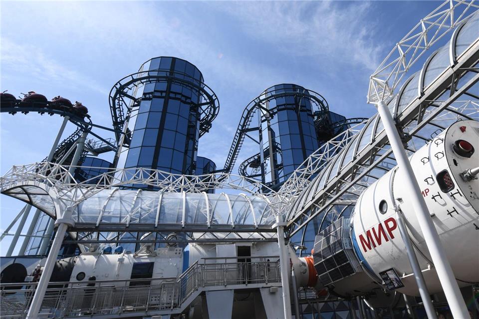 Steht vor der Achterbahn: Ein Nachbau der Raumstation „Mir“, nach dem das Fahrgeschäft benannt ist.Patrick Seeger/dpa
