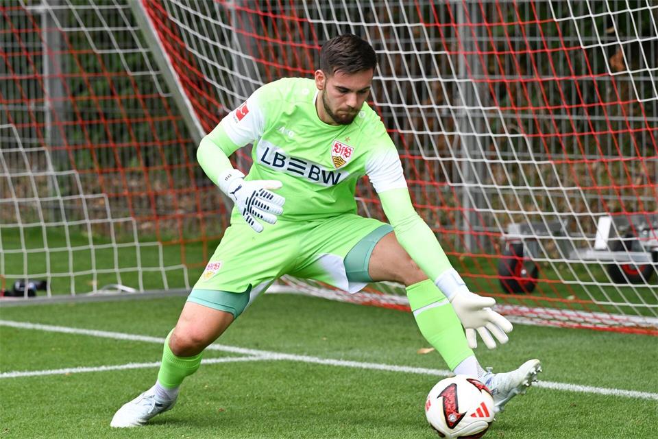 Steht vor seinem Bundesliga-Debüt: VfB-Keeper Dennis Seimen. (Archivbild)Bernd Weißbrod/dpa