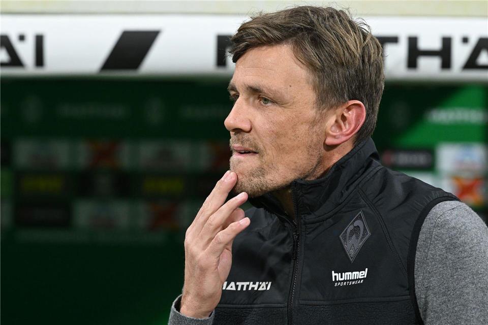 Steht vorerst hinter seinem Trainer: Werder-Sportchef Clemens Fritz. (Archivbild)dpa