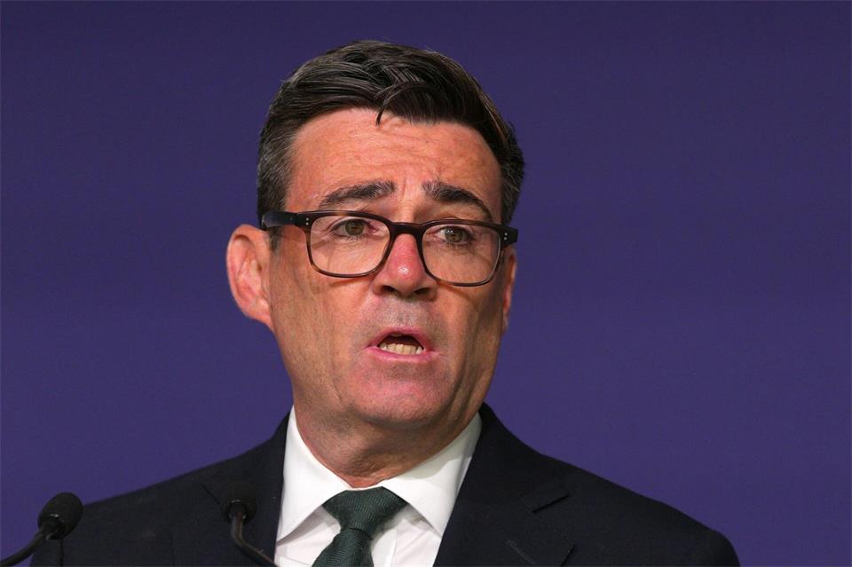 Steht wegen seiner Aussagen zu den City-Bossen in der Kritik: Premierminister Burnham. (Archivbild)Carl Court/Getty Images Pool/AP/dpa