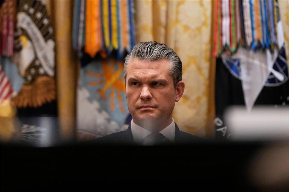 Steht wegen verschiedener Angelegenheiten in der Kritik - Pentagon-Chef Hegseth. (Archivbild)Julia Demaree Nikhinson/AP/dpa