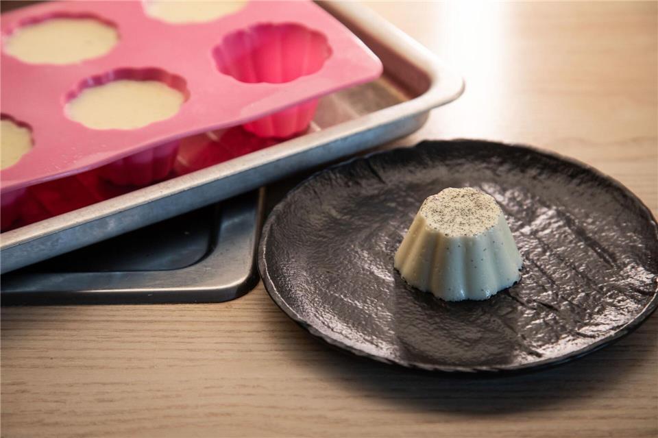 Steht wie eine Eins: Das Vanille-Panna Cotta-Törtchen aus der Sillikonform kann dekoriert werden.Christin Klose/dpa-tmn
