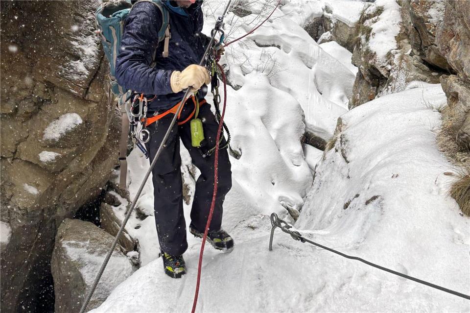 Steigeisen und Seile sind Pflicht: Ohne vernünftiges Equipment und Sicherung ist der Klettersteig nicht zu machen. Nathalie Helene Rippich/dpa-tmn