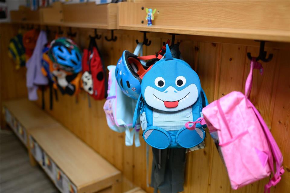 Steigende Kosten verschärfen den finanziellen Druck auf die Kindertagesbetreuung und die kommunalen Haushalte. (Symbolbild)Julian Stratenschulte/dpa