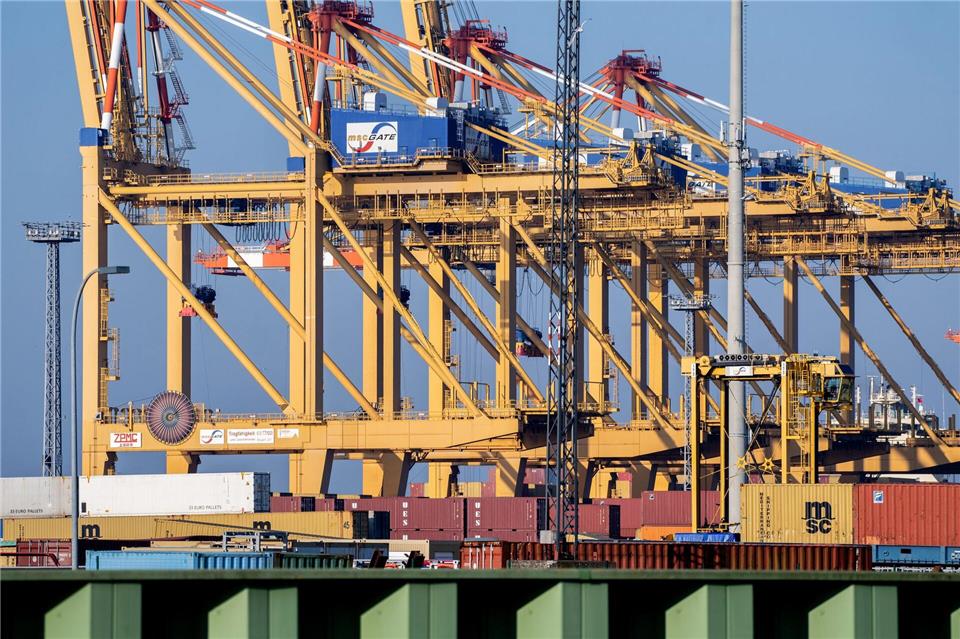 Steigende Ölpreise würden Warentransporte verteuern - ein Risiko besonders für die Exportnation DeutschlandHauke-Christian Dittrich/dpa