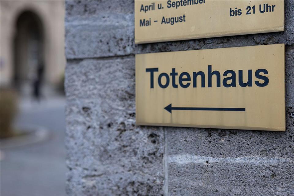 Verband erwartet steigende Kosten für Bestattungen Steigende Transport- und Personalkosten machen Beerdigungen teurer. (Symbolbild) Hannes P. Albert/dpa