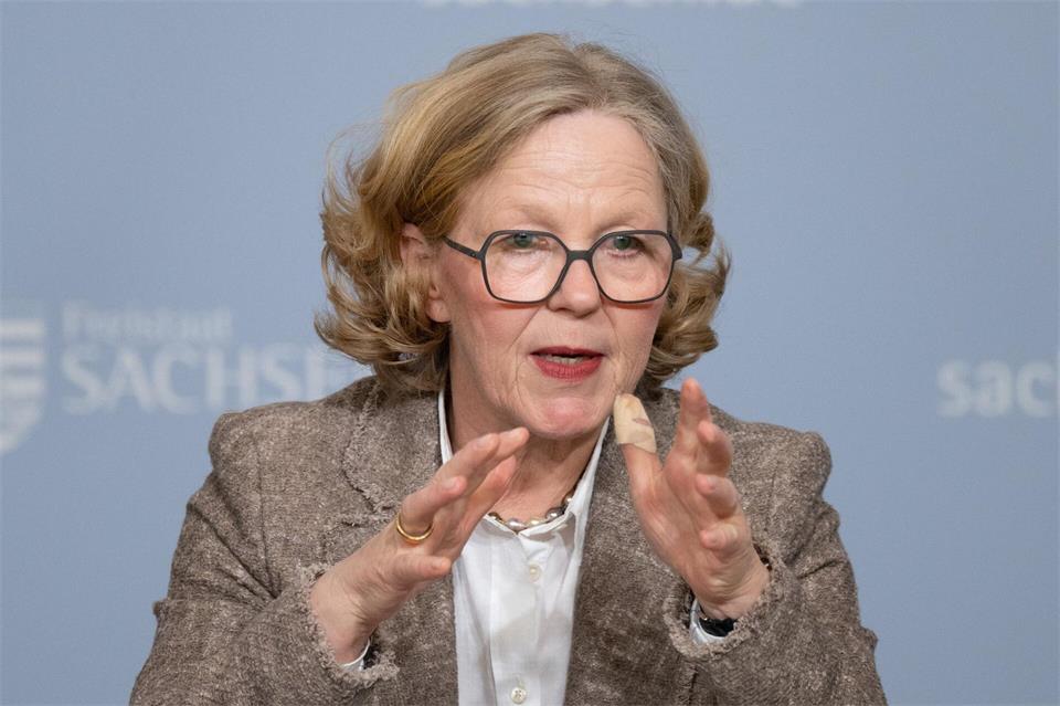 Steigende Trassenpreise für Verkehrsunternehmen könnten das Bahnangebot in Sachsen ausdünnen, warnt Verkehrsministerin Regina Kraushaar (CDU).Sebastian Kahnert/dpa