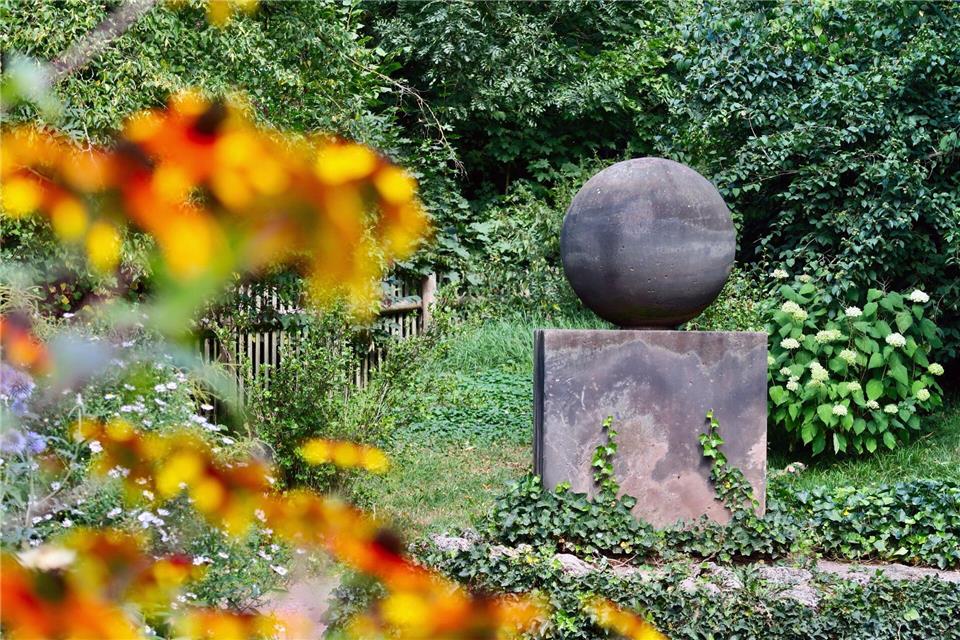 Stein des Anstoßes war, dass das Denkmal mit einer Kugel auf einem Kubus abstrakt und nicht figürlich war, wie sonst für Denkmale der Zeit gängig.Daniela David/dpa-tmn
