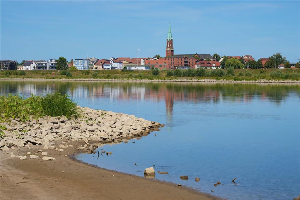 Steine und Sand zeigen sich in der Elbe, wo sonst Wasser ist. Soeren Stache/dpa