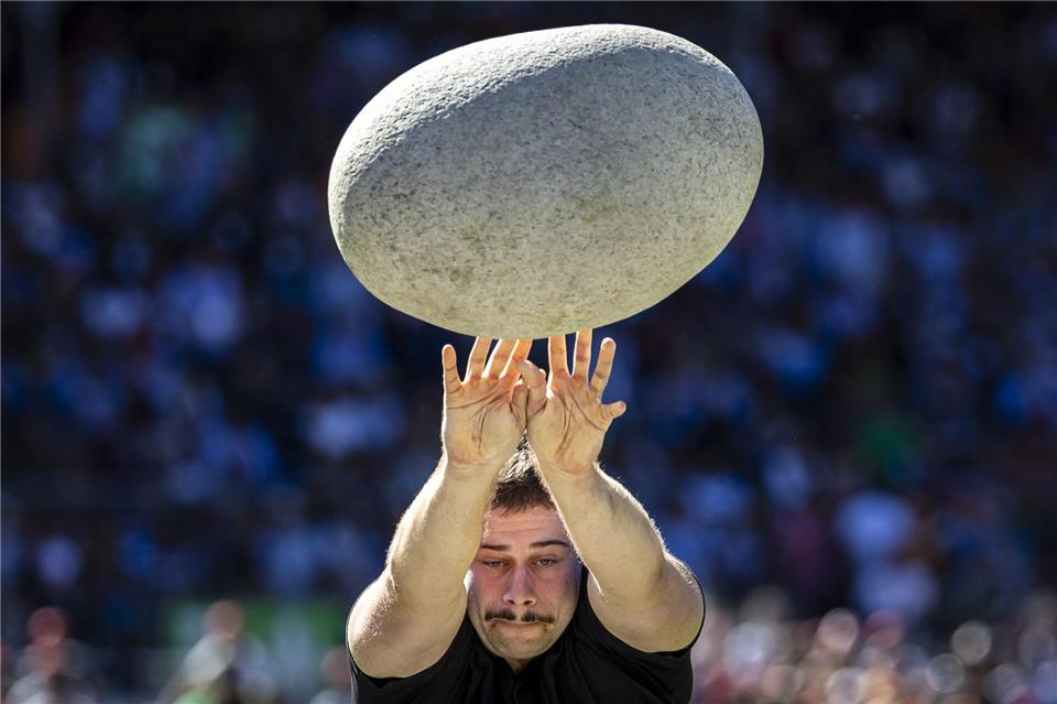 Bilder des Tages Steinewerfer: Mauro Betschart in Aktion im Unspunnen-Finale im Rahmen des Eidgenössischen Schwing- und Älplerfest in Mollis in der Schweiz.Michael Buholzer/KEYSTONE/dpa
