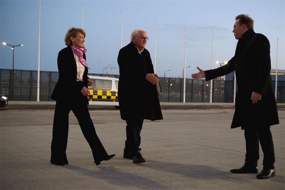 Steinmeier brach am frühen Morgen nach China auf.Katharina Kausche/dpa