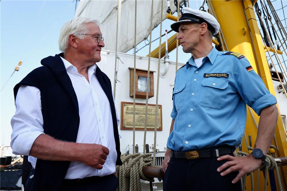 Steinmeier fuhr an Bord der „Gorch Fock“ den Schiffen entgegen.Leon Kuegeler/Reuters Pool/dpa