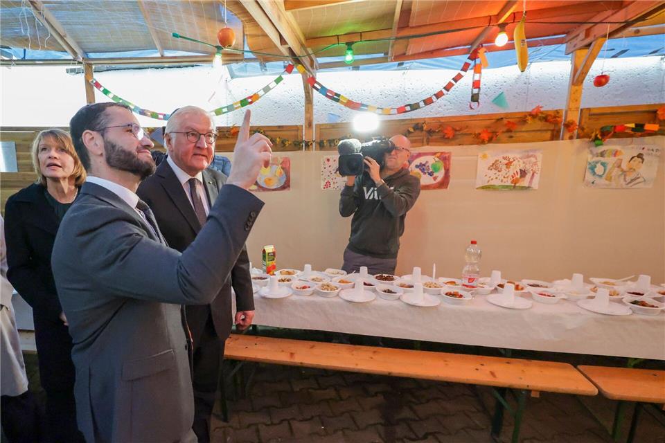 Steinmeier gedenkt der Opfer des Hamas-Überfalls Steinmeier informierte sich auch über das Laubhüttenfest.Jan Woitas/dpa