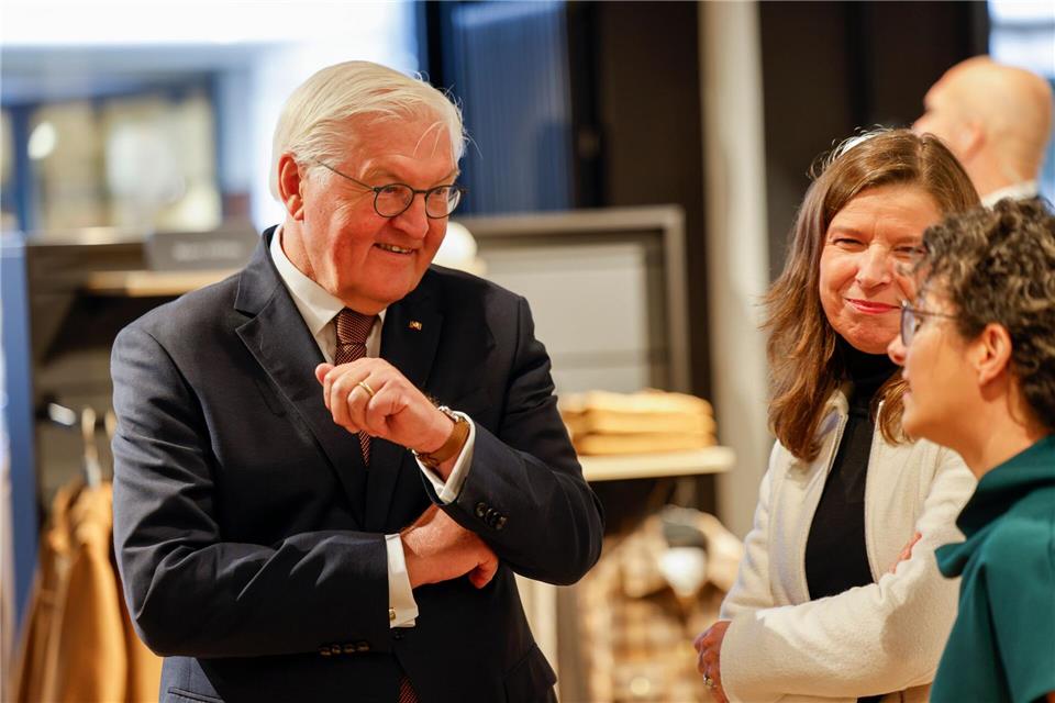 „Müssen unsere Demokratie wehrhafter machen“ Steinmeier kam mit Zeit auch für spontane Begegnungen.Thomas Banneyer/dpa
