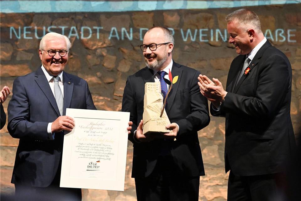 Steinmeier (l) würdigte Bodnar (M) als leidenschaftlichen Kämpfer für Menschenrechte, Demokratie und Rechtsstaatlichkeit.Uli Deck/dpa