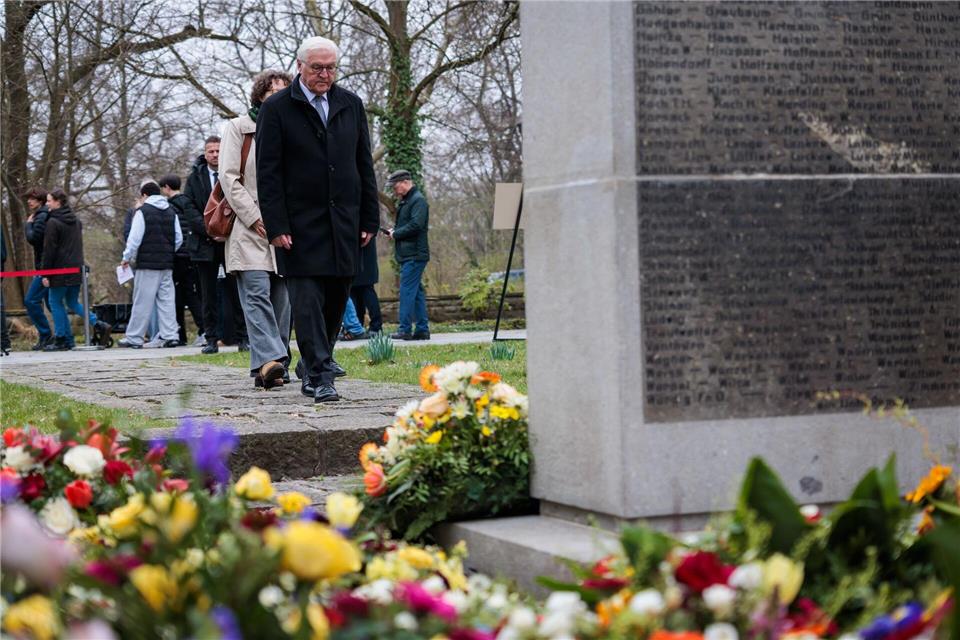 Steinmeier mahnt auf dem Friedhof der Märzgefallenen zum Kampf für Demokratie.Carsten Koall/dpa