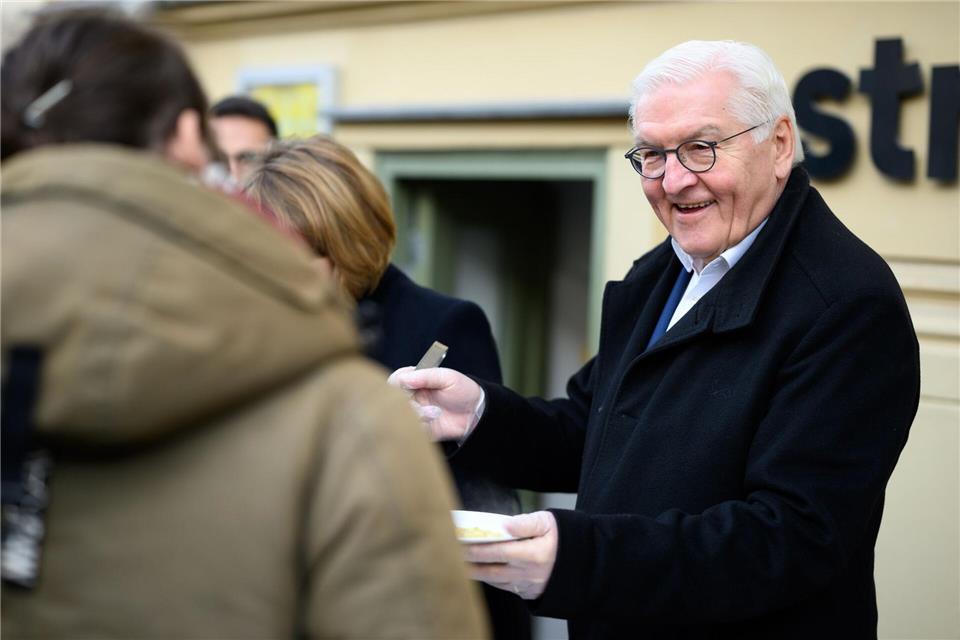 Steinmeier servierte Kartoffelsuppe mit Würstchen.Bernd von Jutrczenka/dpa