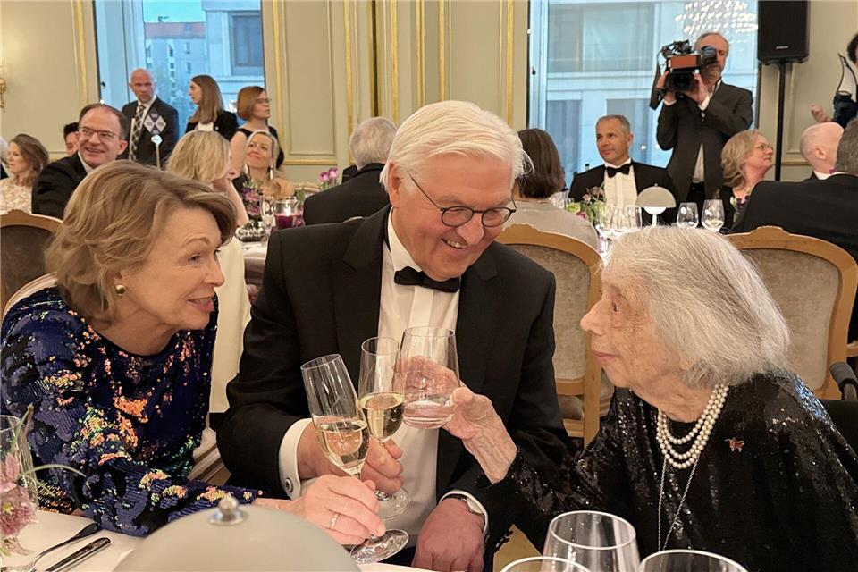 Steinmeier spricht mit Margot Friedländer beim Bundespresseball. Michael Kappeler/dpa