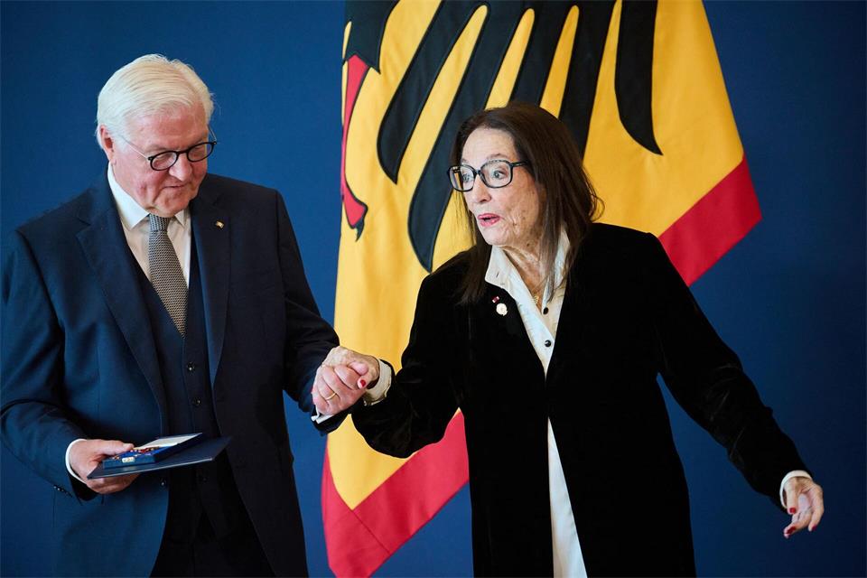 Steinmeier würdigte die gebürtige Griechin nicht nur für ihr künstlerisches Wirken, sondern auch für ihr Engagement in der Politik.Bernd von Jutrczenka/dpa