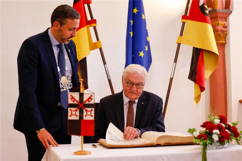 Steinmeier zeigte sich in Andernach erleichtert über die Freilassung der Geiseln. Thomas Banneyer/dpa