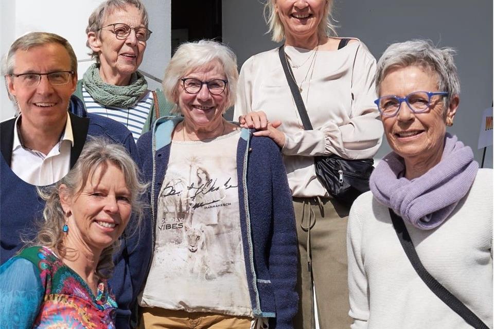 Stellen aus (v. l.): Josef Suer, Birgit Kölking, Marie-Luise Stötzel, Irmgard Terörde, Marion Vrenegor und Gisela Penassa.