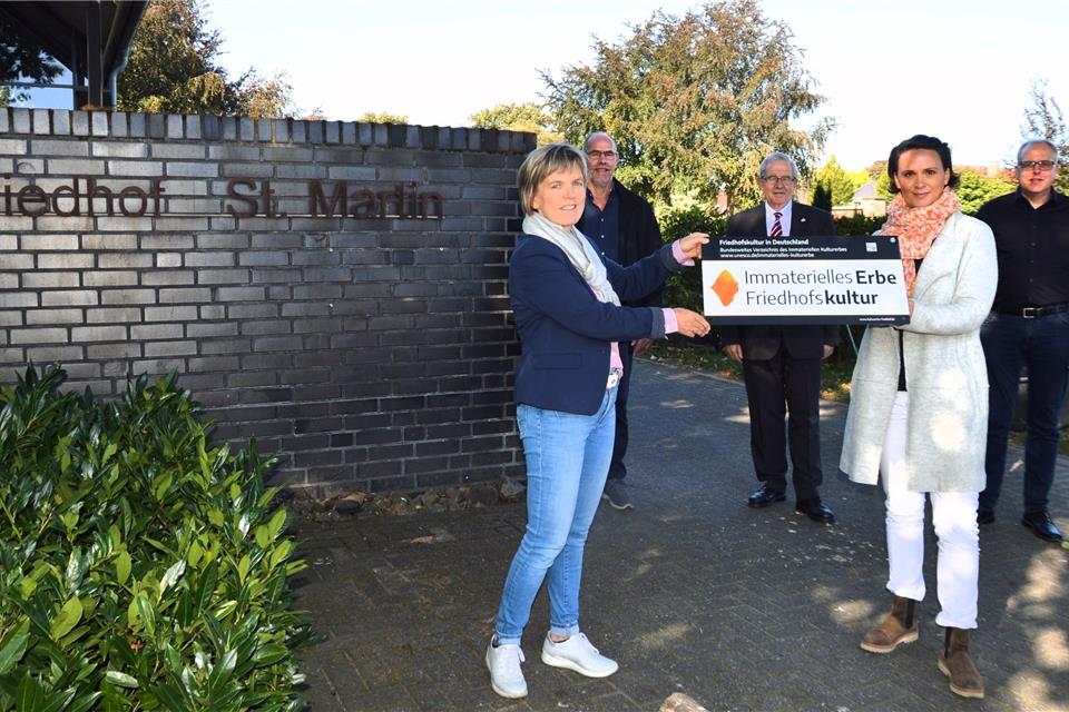 Stellen das neue Schild vor (v. l.): Beate Sonntag, Heinz Nienhaus, stellvertretender Bürgermeister Hans-Dieter Strothmann, Christin Baumeister und Bestatter Ralf Kock.