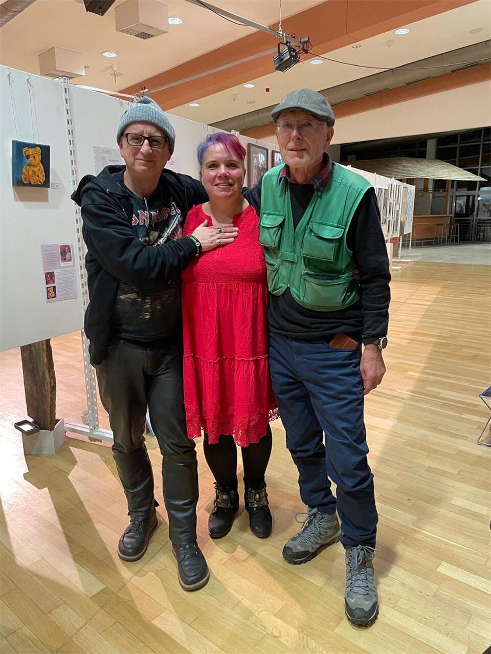 Stellen gemeinsam in der Burg aus (v.l.): Dr. Christian Alois Kolbenschlag, Julia Alexandra Löwenberg, Klaus Tesching.