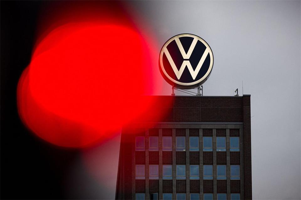 Stellenabbau und mögliche Werksschließungen könnten VW Milliarden kosten. (Archivbild)Moritz Frankenberg/dpa