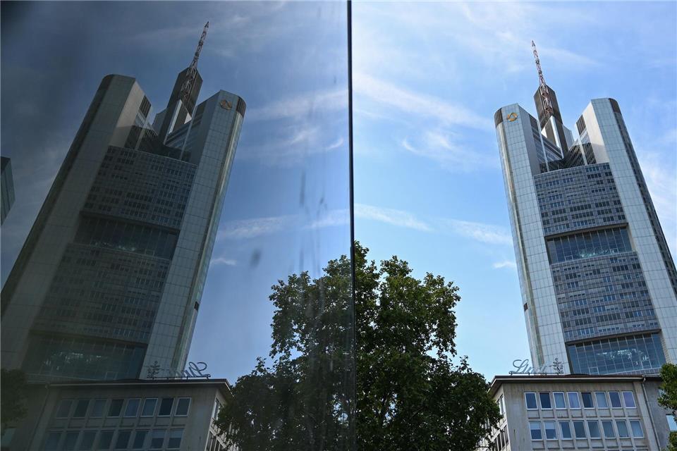 Stellenabbau und steigende Gewinne sollen der Commerzbank die Eigenständigkeit bewahren. (Archivbild)Arne Dedert/dpa