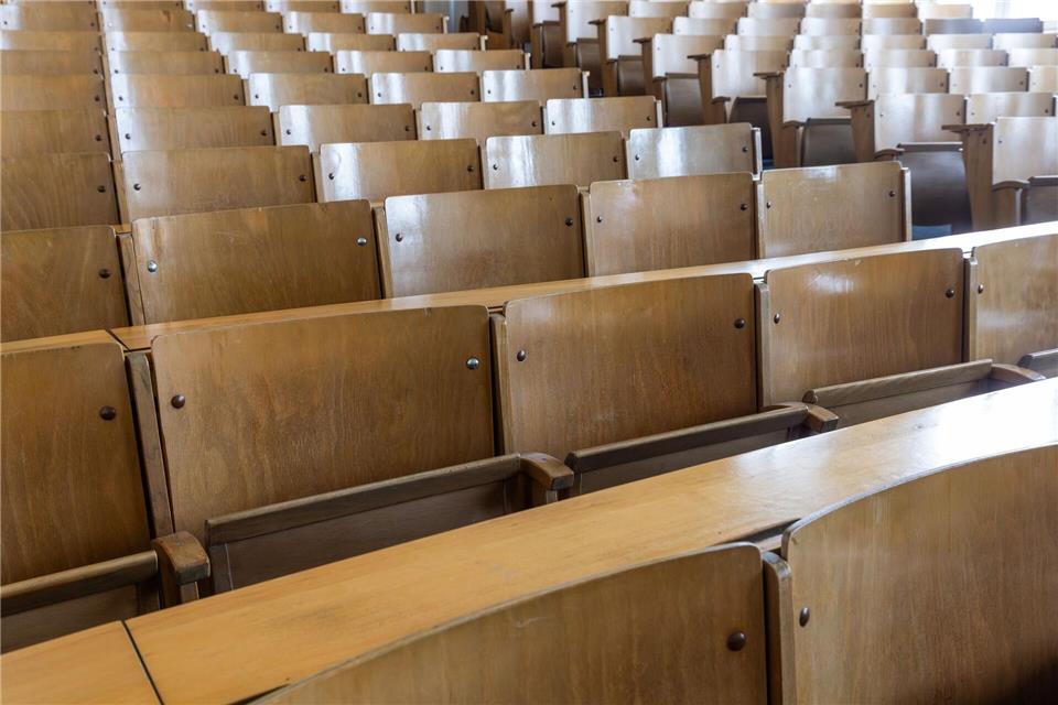 Stellenstreichungen und auslaufende Projekte - Hessens Unis müssen den Gürtel enger schnallen.Christian Lademann/dpa