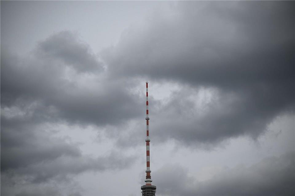 Stellenweise kommt es auch zu starken Böen. (Symbolbild)Britta Pedersen/dpa