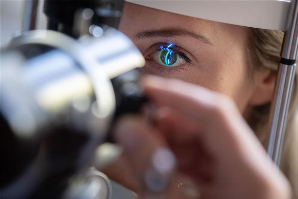 Stellt Augenarzt oder Optiker fest, dass man eine Brille mit mehr als 6 Dioptrien benötigt oder beträgt etwa das Sehvermögen 30 Prozent oder weniger, bekommt man einen Zuschuss zur Brille von der Krankenkasse.picture alliance/dpa