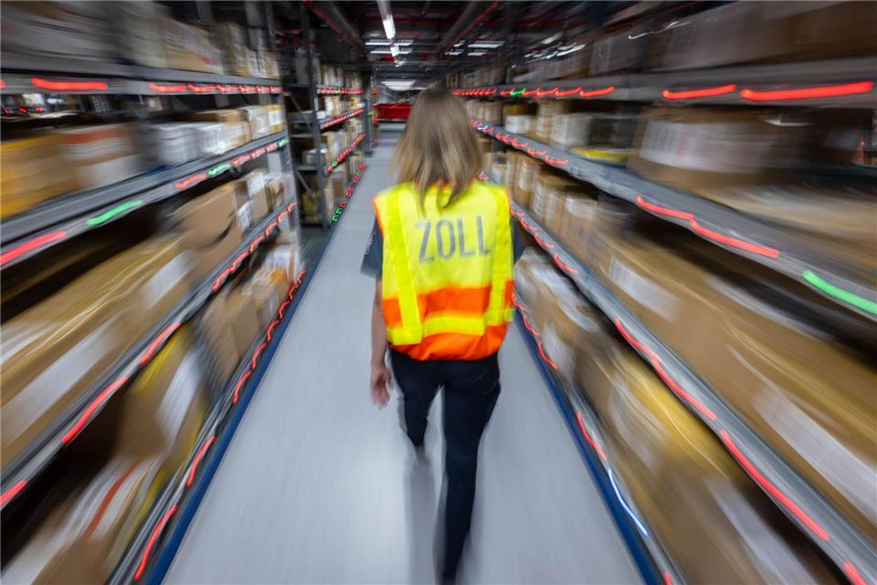 Stellt der Zoll fest, dass ein Produkt gefälscht ist, behält er die Ware ein.picture alliance/dpa