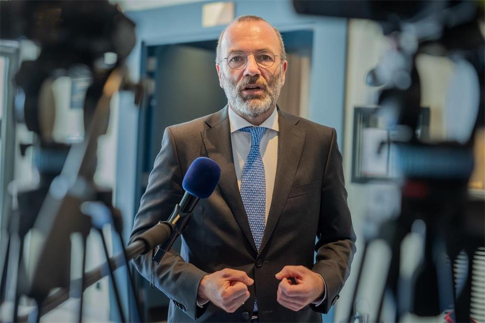 Stellt die Brandmauer in ihrer bisherigen Form infrage: Manfred Weber. (Archivbild)Michael Kappeler/dpa