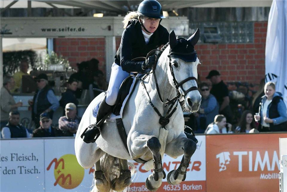 Stellte Icona am Freitag im S*-Springen vor: Nicole Persson vom ZRFV Borken. Ein Abwurf im Stechen warf das Paar nach hinten, auf Rang 30 im Feld von 64 Startern.