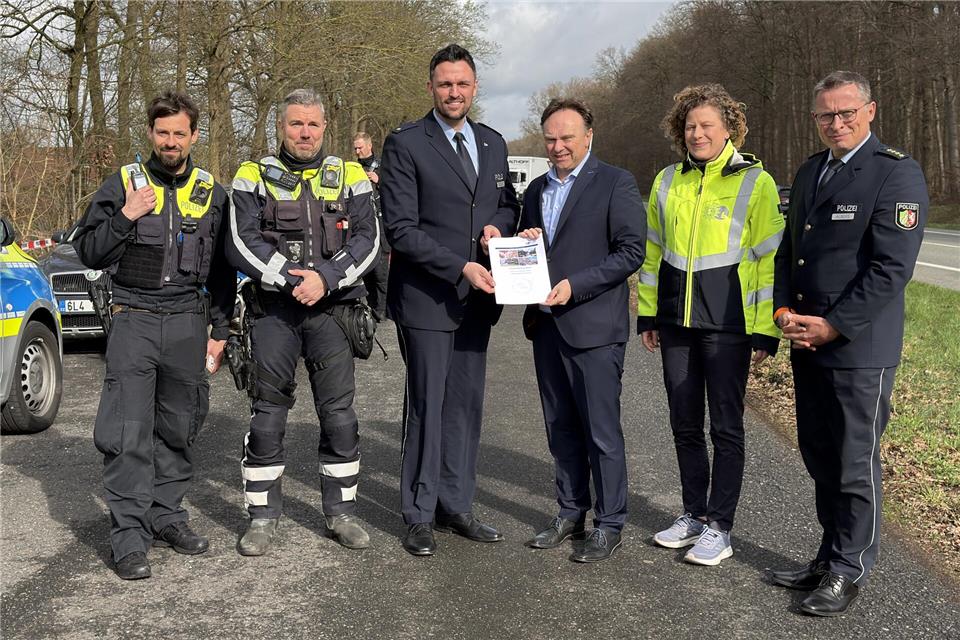 Stellten am Donnerstag die Verkehrsunfallstatistik für das Jahr 2025 vor: Behördenleiter und Landrat Dr. Kai Zwicker (3. v. r.) und Polizeirat Dominik Retzler (3. v. l.) .