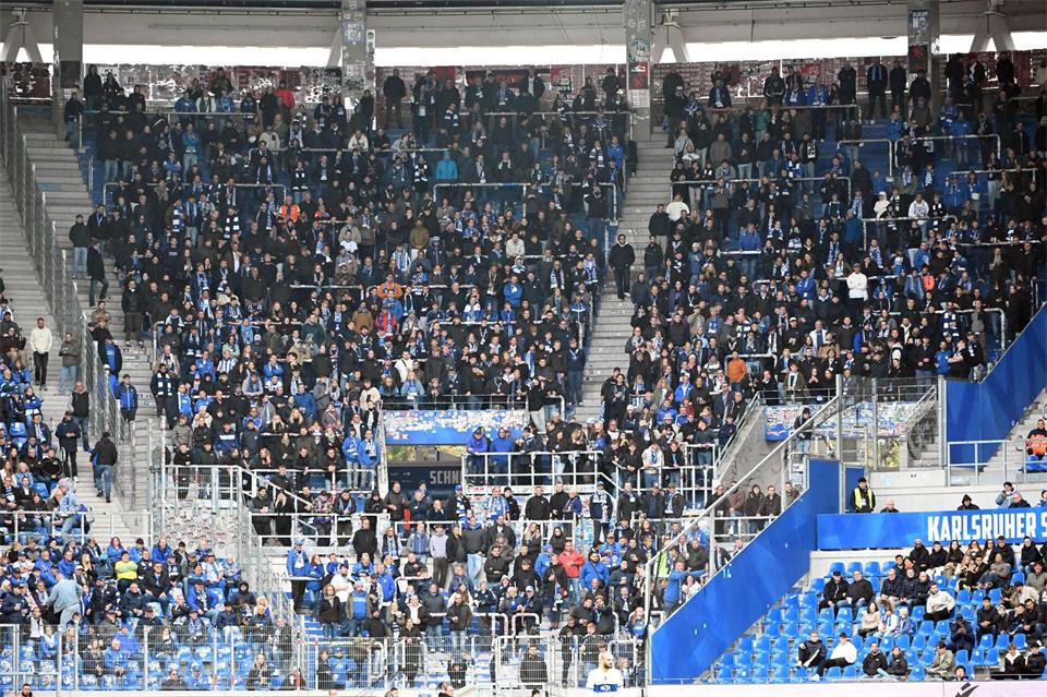 Stellten aus Protest den Support ein: Lilien-Fans in Karlsruhe. Uli Deck/dpa