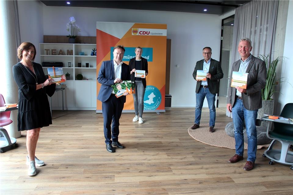 Stellten das Kreiswahlprogramm vor Landrat Dr. Kai Zwicker (2.v.l.) und die stellvertretenden CDU-Kreisvorsitzenden Martina Schrage, Katharina Detert, Thomas Kerkhoff und Jürgen Fellerhoff.