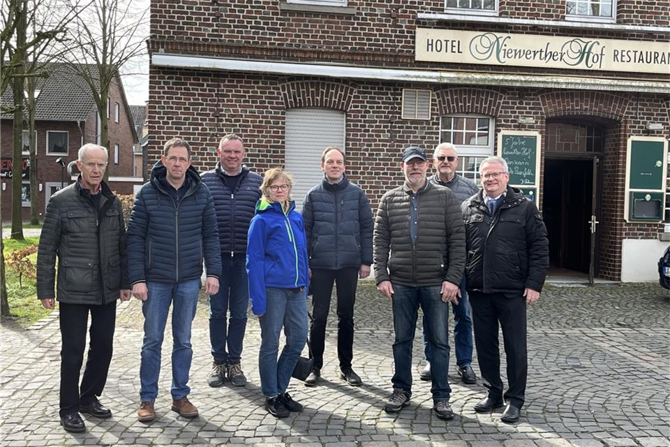 Stellten die Abbruchpläne vor (v. l.): Georg Badurczyk, Thomas Vestrick, Unternehmer Clemens Klöpper, Birgit Bettels, Pfarrer Fabian Tilling, Heinz Nienhaus, Arthur Vinken und Bürgermeister Martin Tesing.