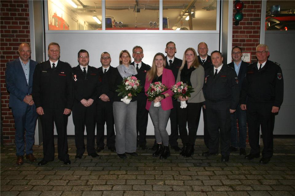 Stellten sich zum Foto auf (von links): Erster Beigeordneter Norbert Nießing, Löschzugführer Andre Pöpping, Jens Kamperschröer, Marcel Pöpping, Simone Klemt, Ulrich Klemt, Vanessa Meinhardt, Hendrik Meinhardt, Tanja Tembrink, Michael Tembrink, Günter Hertog, Ordnungsamtsleiter Rene Terwolbeck, Wehrleiter Stefan Döking