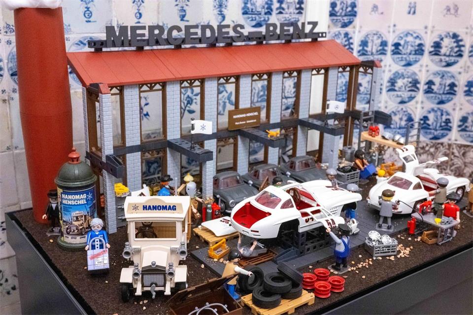 Stellvertretend für das Wirtschaftswunder nach dem Zweiten Weltkrieg steht das Diorama mit dem Bremer Mercedes-Werk.Sina Schuldt/dpa