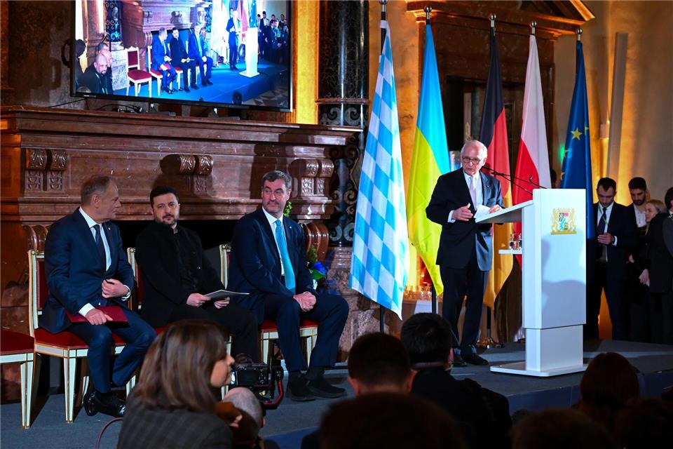 Stellvertretend für den Mut und die Kraft der Ukrainer im Krieg gegen Russland nahm Präsident Wolodymyr Selenskyj den Ewald-von-Kleist-Preis entgegen.Sven Hoppe/dpa