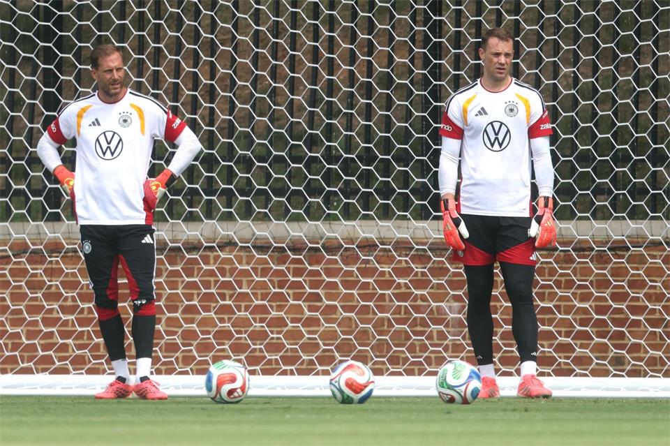 Stellvertreter Baumann und Stammkeeper Neuer waren bei der WM dabei. (Archivbild)Jan Woitas/dpa