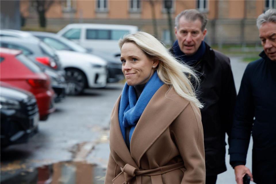 Stephan Hensel (hinten), Ex-Ehemann und Vater der Kinder von C. Block, und seine Frau Astrid Have kommen mit Gerd Uecker (r), Familienanwalt von S. Hensel, zur Fortsetzung des Prozesses.Georg Wendt/dpa