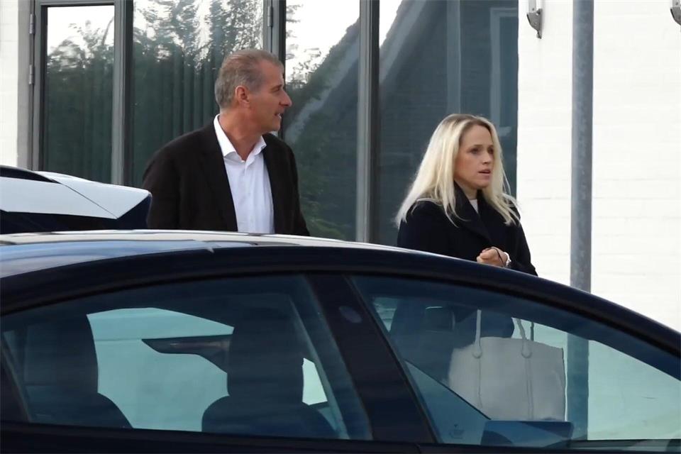 Stephan Hensel (links), Ex-Ehemann von Christina Block, kommt vor dem Gericht in Dänemark an. Marcus Golejewski/d/dpa