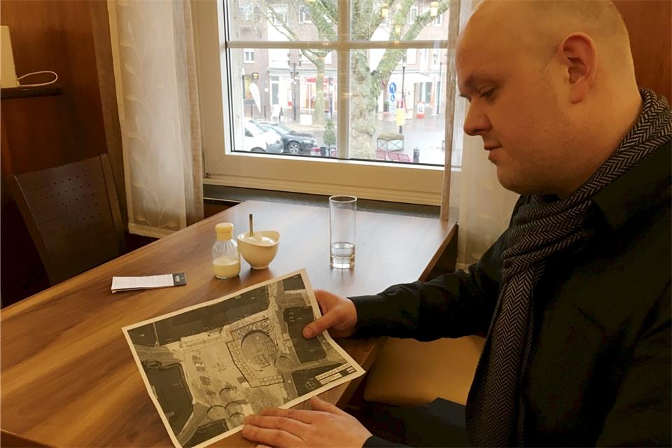 Stephan Kleijne (33) ist überrascht: Er hat das im ersten Stock gelegene Rathaus-Café übernommen. Er weiß nicht, wohin mit seiner Außengastronomie.