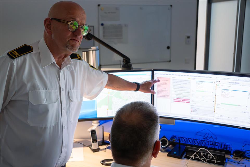Hight-Tech in der Leitstelle Borken - KI übersetzt Gespräche in Echtzeit Stephan Kruthoff (l.) präsentiert am Computer vom diensthabenden Lagedienstführer Thomas Kocks, wie die Mitarbeiter der Leitstelle streng nach Protokoll arbeiten, um schnellstmöglich handeln zu können.