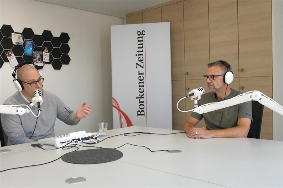 Stephan Werschkull (links) sprach mit Frank Wittenberg (rechts) und Martin Ilgen (nicht im Bild) über die neue Saison der Volleyball-Liga. 