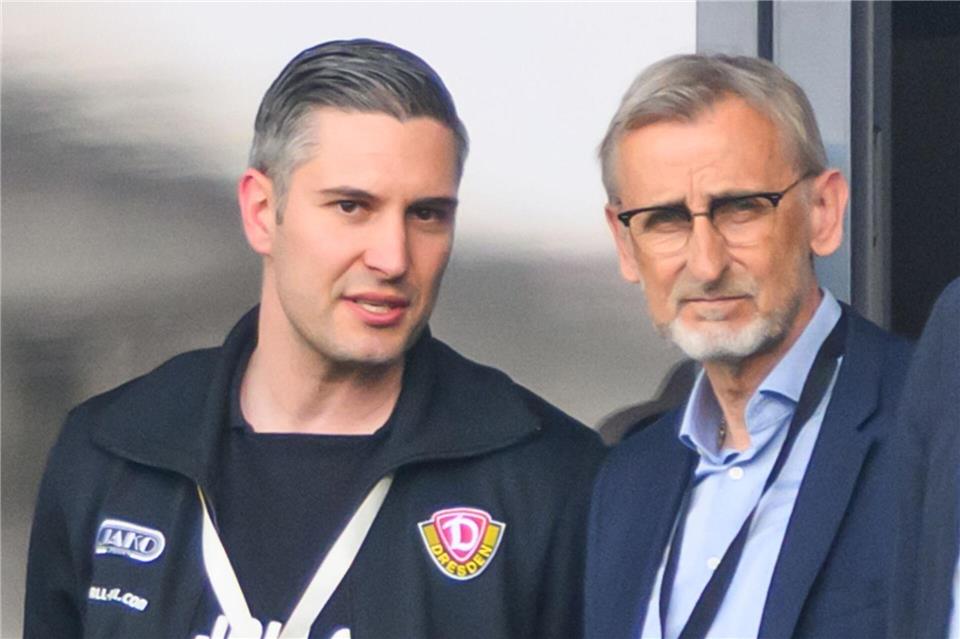 Stephan Zimmermann (l), Dynamos Geschäftsführer Finanzen, und Armin Schuster (CDU), Innenminister in Sachsen, verfolgen den Sieg gegen Bochum. Robert Michael/dpa