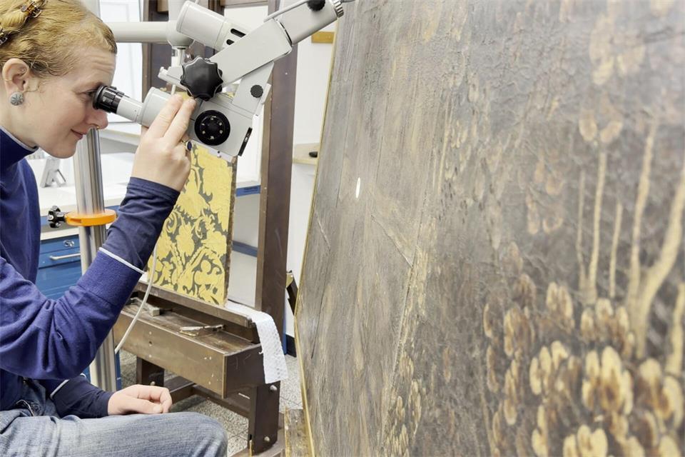 Stephanie Keinert beschäftigt sich seit 2019 mit den Gemener Goldledertapeten, um herauszufinden, wie sich ihr weiterer Verfall aufhalten lässt.